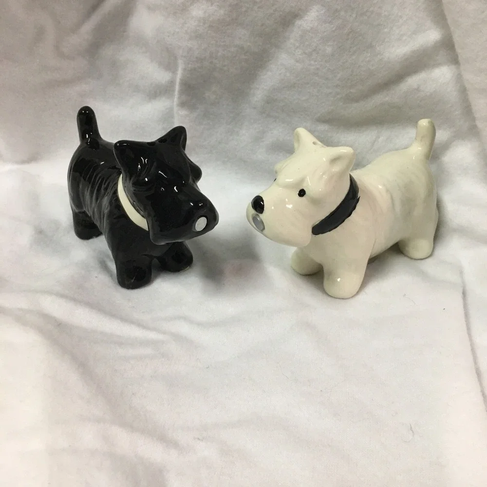 Kissing Westland Scottish Terrier Dog Magnetic Salt &‎ Pepper Shakers Read